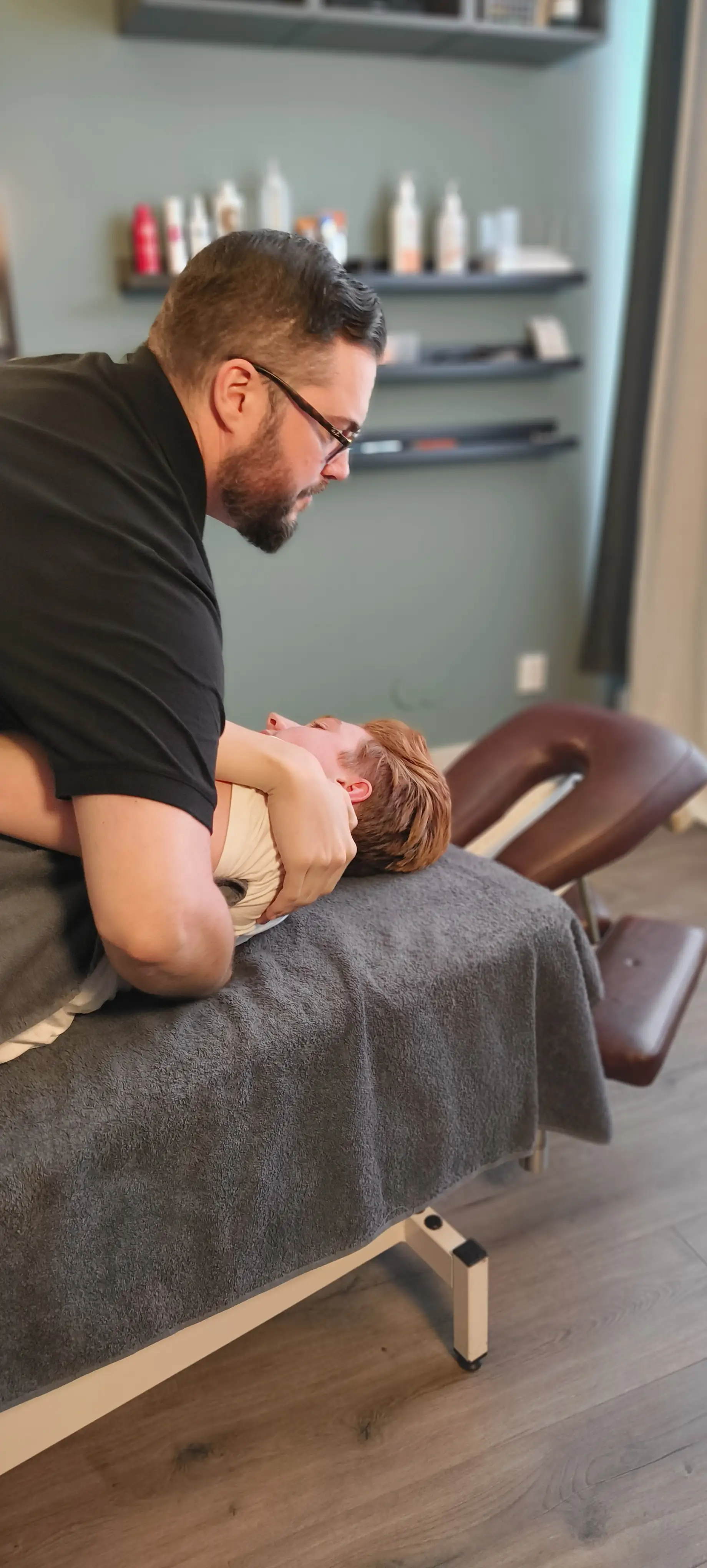 Osteopatisk behandling av låsning i bröstryggen, Linköping