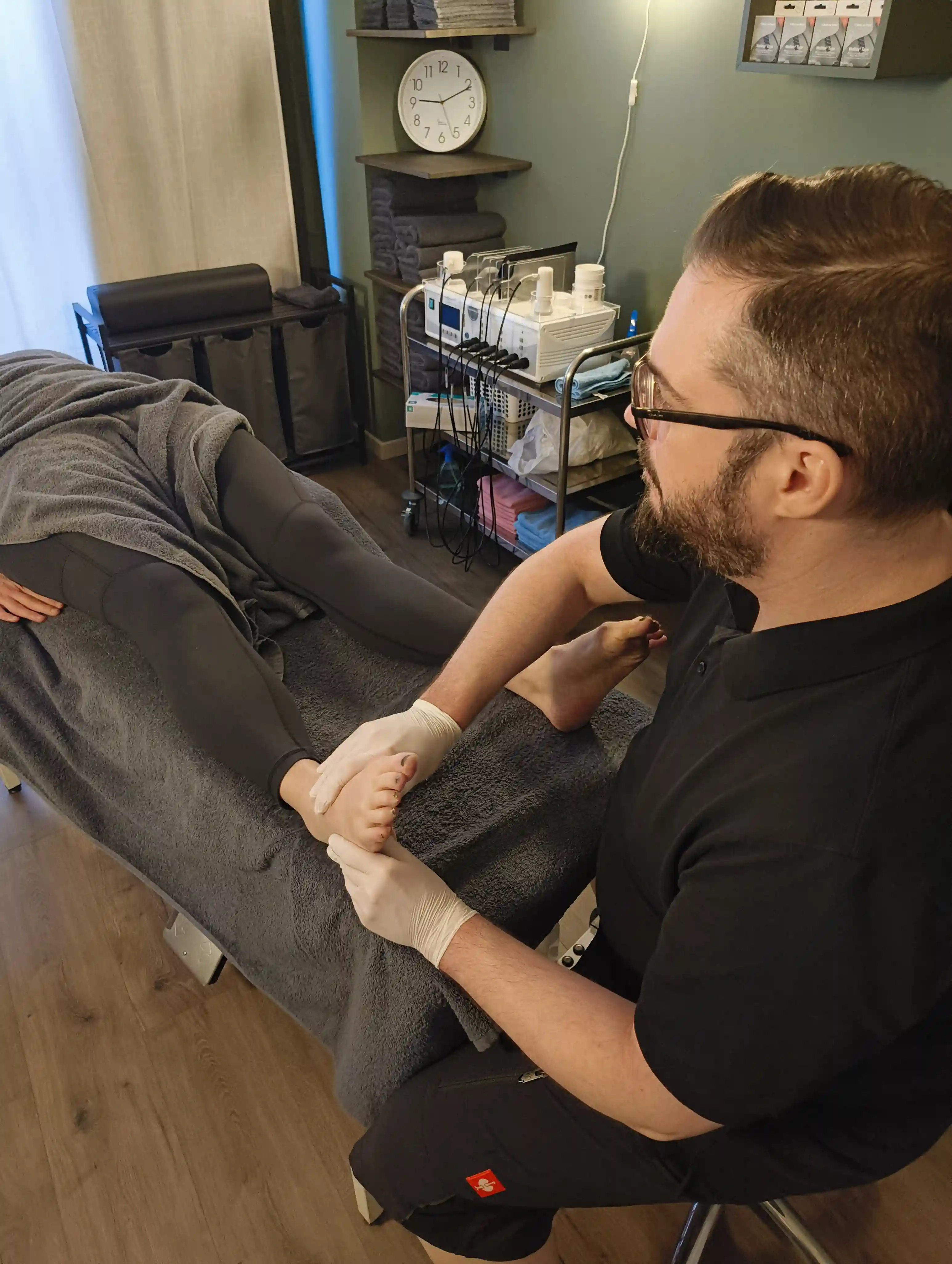 Osteopatisk behandling av fotbesvär och knäsmärta i Linköping