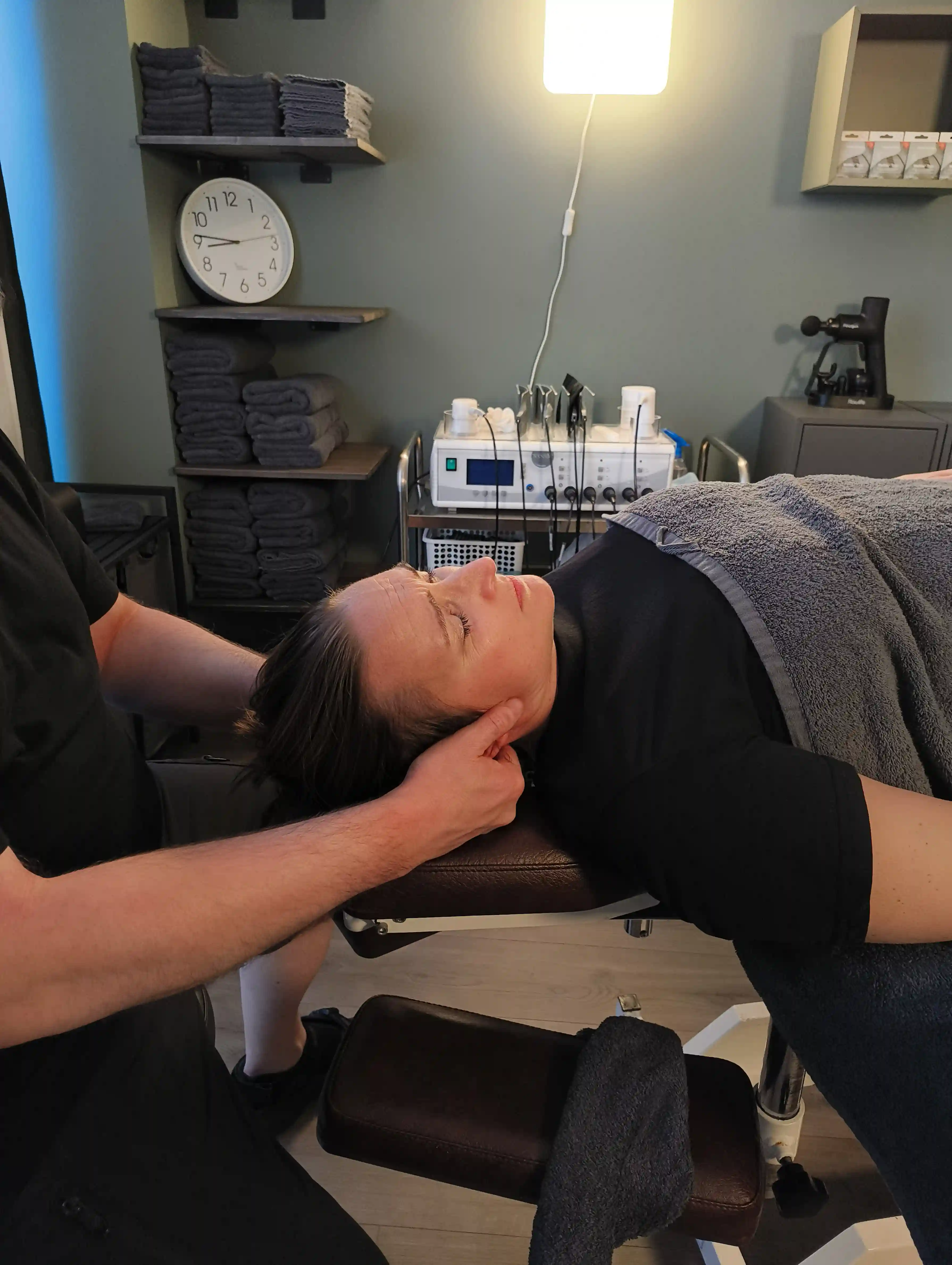 Osteopat behandlar huvudvärk och nacksmärta i Linköping