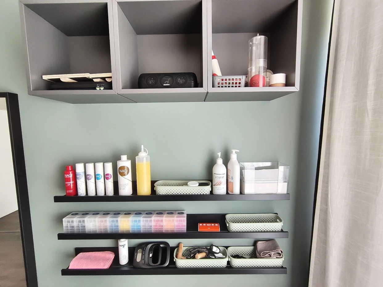 Redskapshylla med behandlingsverktyg, Lednära Kroppsvård